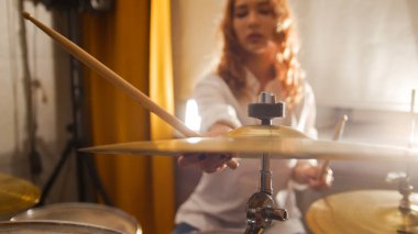 Tekrarlama. Kızıl saçlı kız davulcu Merhaba-şapka tutan