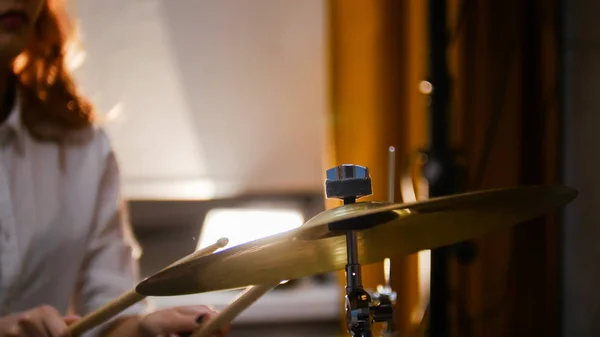 Repetición. Chica pelirroja toca la batería. La chica golpeando hi-hat . — Foto de Stock