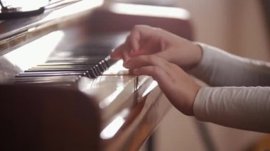 Piyano oynayan çocuk. Yan görünüm piyano oynayan bir çocuk. Eller