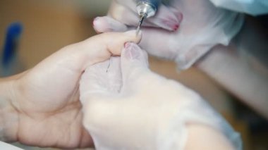 Donanım manikür kozmetik kliniğinde. A elektrik çıkarmak ile çalışma