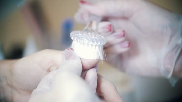 Manicura de hardware en una clínica de cosmetología. Limpiando las manos del polvo. Movimiento lento — Vídeo de stock