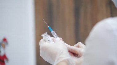 Kozmetik Kliniği. Uzman şırınga hava çeker