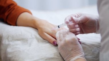 Kozmetik Kliniği. Uzman istemci kola dolgu maddeleri enjekte ediliyor. Odak elinde