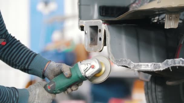 El trabajador tritura el corte en el coche. Servicio de reparación de coches — Vídeos de Stock