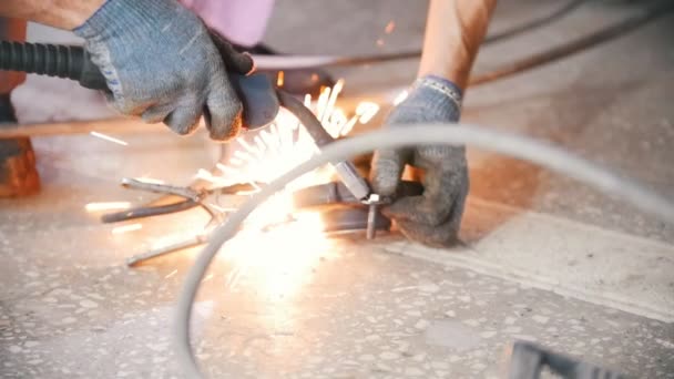 Faíscas provenientes de moedor de aço. trabalhador masculino faz soldagem elétrica — Vídeo de Stock