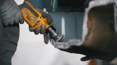 Bardaklarda işçi arabanın arkasına kesim biler. Araba tamir servisi.