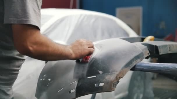 Werknemer maalt de bumper op het bureaublad. Auto reparatieservice. — Stockvideo
