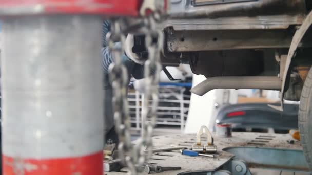 Le travailleur en gants avec la voiture. Service de réparation automobile. Slider shot — Video