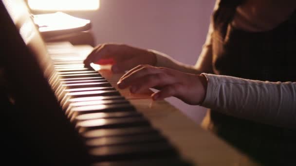 어린이 피아노 연주입니다. 피아노 키, 아이 손 및 손가락 닫습니다. 재생의 슬라이더 보기 — 비디오