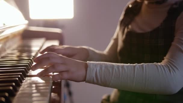 Kind pianospelen. Close-up op piano toetsen, kind handen en vingers. Schuifregelaar weergave van het spelen van meisje — Stockvideo