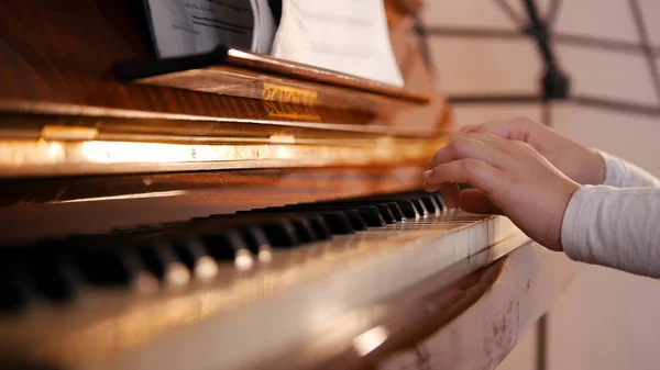 Dziecko ręce gry na fortepianie na lekcji muzyki w szkole — Zdjęcie stockowe