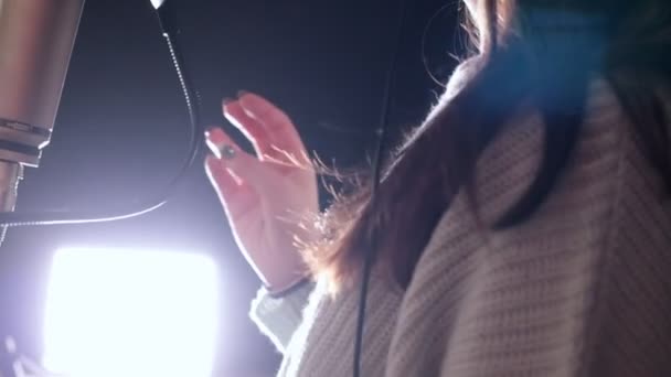 Una joven mujer atractiva cantando en un estudio de grabación parece sentimental — Vídeo de stock