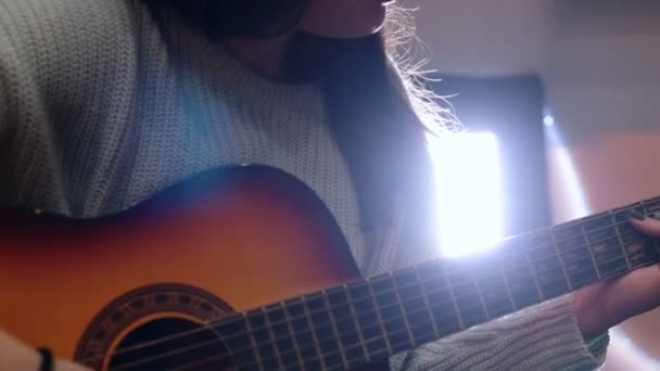 Jeune femme jouant de la guitare en studio d'enregistrement — Video