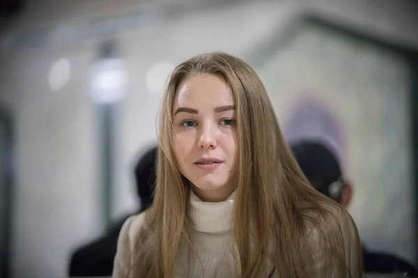 地下鉄の美しい若い女性の肖像画。カメラで見てください。 — ストック写真