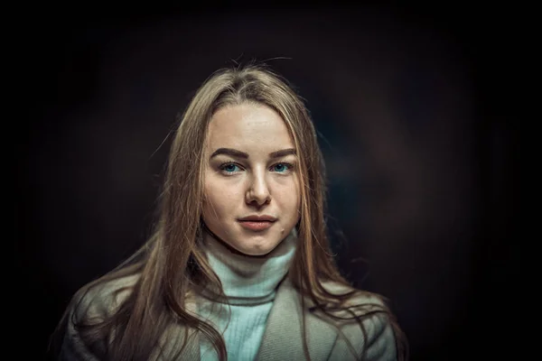 Ritratto di giovane donna in metropolitana in attesa del treno. Guardando nella telecamera. Modifica scura — Foto Stock