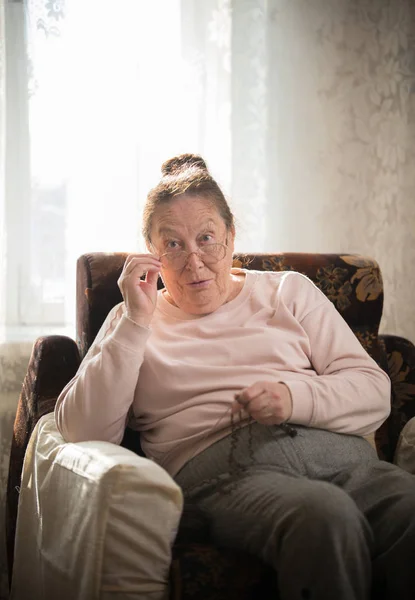 Een Bejaarde Vrouw Glazen Geniet Van Haar Hobby Zitten Een — Stockfoto