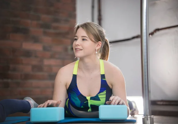 Joven bonita mujer en ropa deportiva de calentamiento —  Fotos de Stock