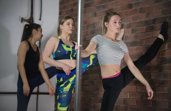 Tiga wanita muda cantik dalam pakaian olahraga pada pelatihan — Stok Foto