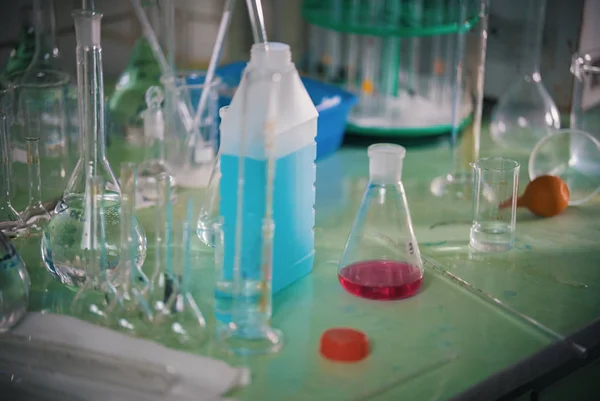 Tabla llena de productos químicos y frascos. Laboratorio químico — Foto de Stock