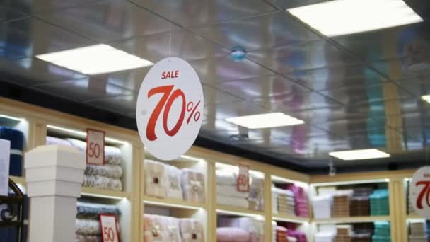 Stor försäljning tecken hängande i store i mall med rabatter — Stockvideo