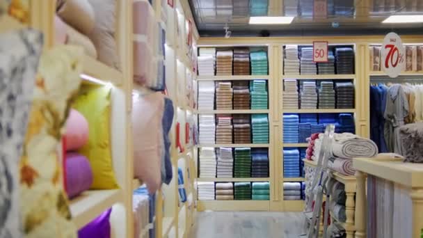 Pohled na obchod s textilem. Ručníky — Stock video