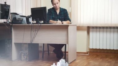 Kızgın bir adam atar ve bir şey yazma ofis kağıt çöp