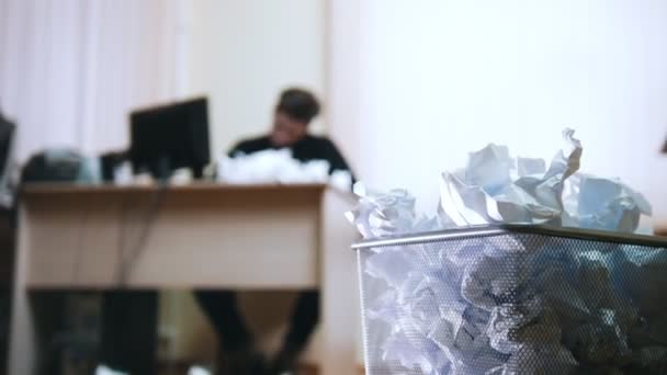 Un homme en colère jette du papier froissé de la table — Video