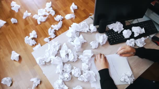 Stressed man crosses out what is written and throws crumpled paper away from the table. Slow motion — Stock Video