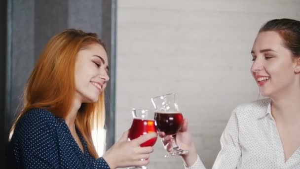 Freunde trafen sich an der Bar. zwei junge Frauen trinken Cocktails und unterhalten sich. — Stockvideo