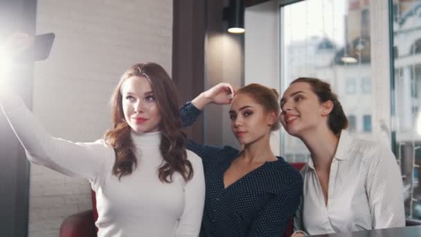 Freunde trafen sich an der Bar. drei junge Frauen machen ein Selfie — Stockvideo