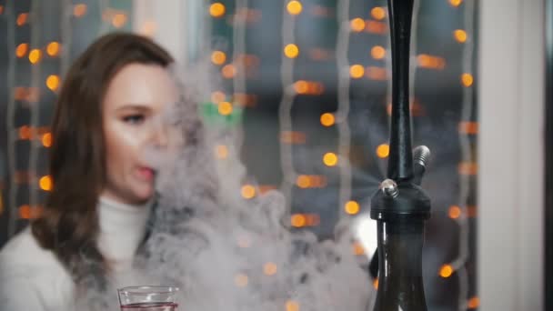 Fille dans un bar, fumer un narguilé — Video