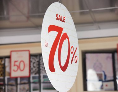 Büyük satışı işareti deposuna indirimlerle alışveriş merkezi