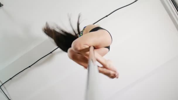 ポール ダンサー フィットネス スポーツの上で踊って魅力的な女の子 下からの角度 ポールダンス — ストック動画