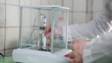 Kimyasal laboratuvar. Genç kadın bir deney yapma