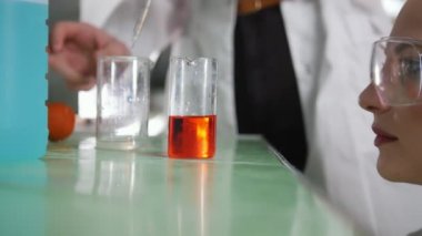 Kimyasal laboratuvar. Genç kadın bir deney yapma çalışır farklı kimyasal reaksiyonlar, sıvı karıştırma
