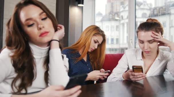 Trois Jeunes Femmes Place Narguilé Assis Leur Téléphone Portrait — Video