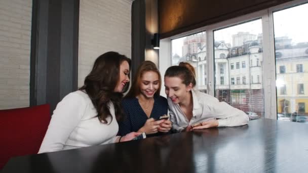 Tre unga kvinna i vattenpipa platsen sitter vid telefonen — Stockvideo