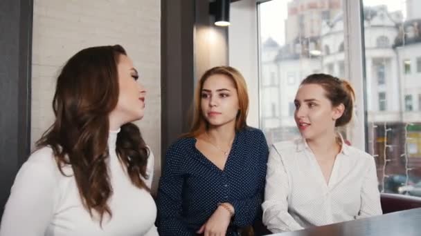 Drie jonge mooie vrouw in de bar, praten — Stockvideo