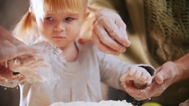 Una niña tocando la masa. Sacudir la harina de las manos — Vídeos de Stock