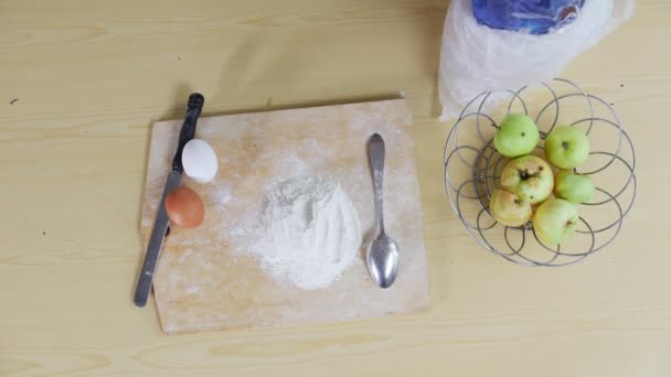 Una anciana haciendo pastelitos. Verter harina en el tablero — Vídeos de Stock