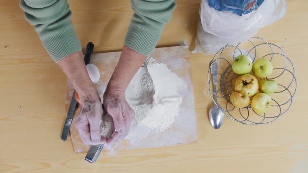 小さなパイを作る老女。小麦粉をふるいにかける — ストック動画