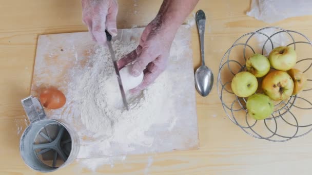 Küçük pasta yapma bir yaşlı kadın. Bir yumurta kırma — Stok video