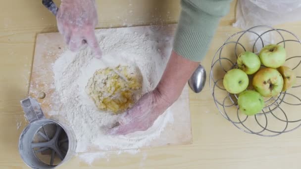 Eine alte Frau, die kleine Kuchen backt. Teig zubereiten — Stockvideo
