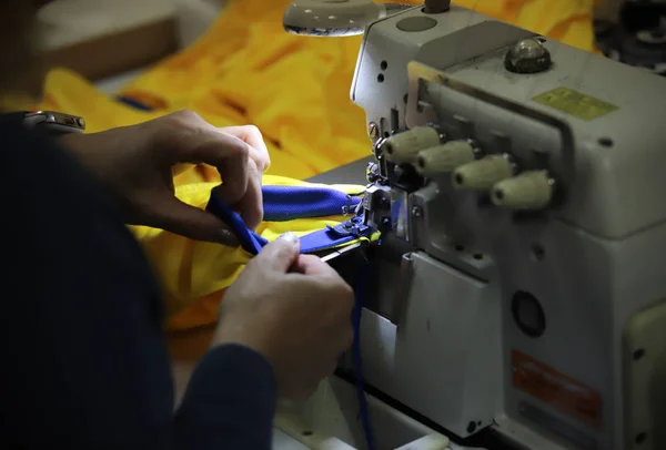 Женщина, работающая с швейной машинкой. Руки в фокусе — стоковое фото