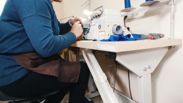 Mulher madura trabalhando com máquina de costura na fábrica — Vídeo de Stock