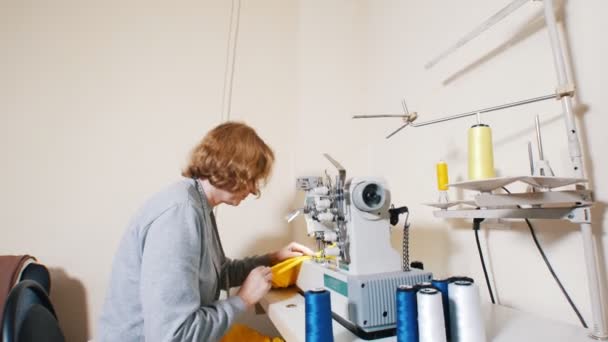 Mujer madura trabajando con máquina de coser — Vídeos de Stock