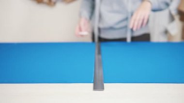 Bir sabun ile mavi elbisenin üzerinde işaretleri çizim Fabrikası'nda çalışan.