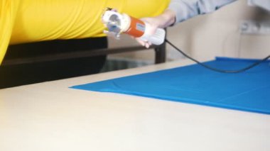 Kesme işaretleri takip Bez Fabrikası'nda çalışan