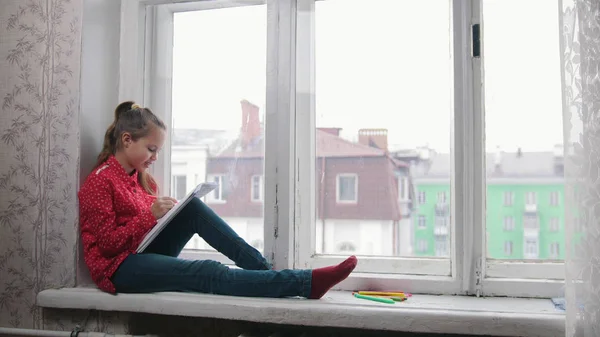 Une Petite Fille Assise Sur Rebord Fenêtre Dessinant Souriant Gros — Photo