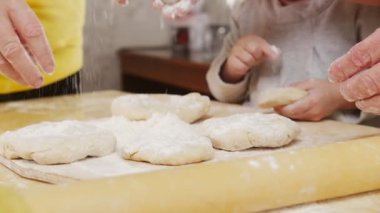 Küçük pasta yapma aile. Ağır çekim